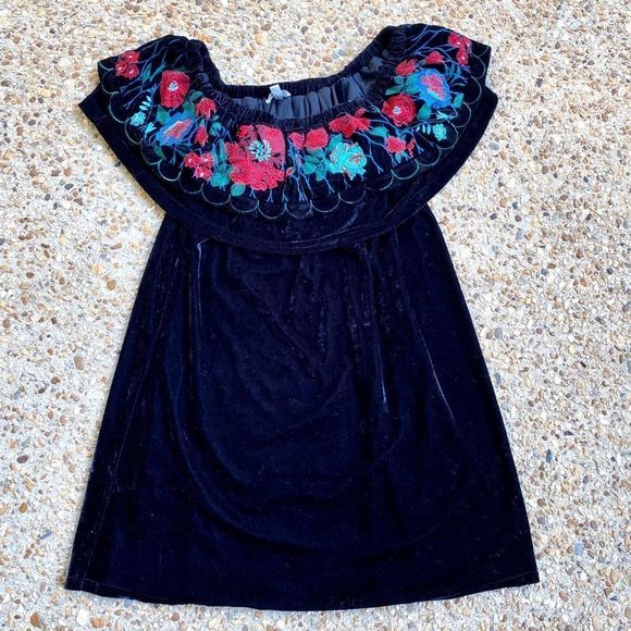 Umgee Black Velvet Off Shoulder Embroidered Dress Size S - Picture 3 of 8